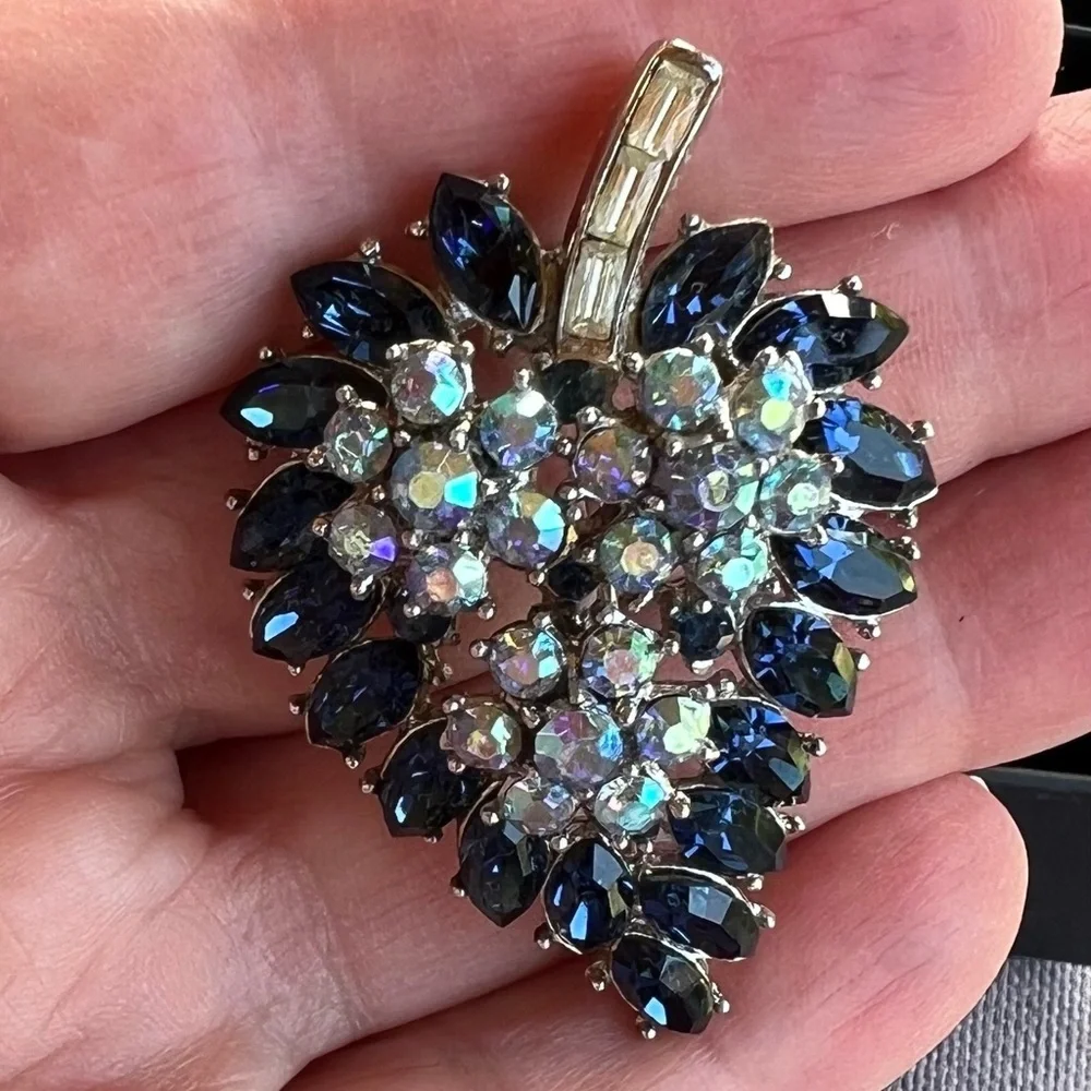 Magnificent!! Trifari brooch Leaf Blue Rhinestone baguette Silver Tone Vtg 50s - Picture 10 of 13